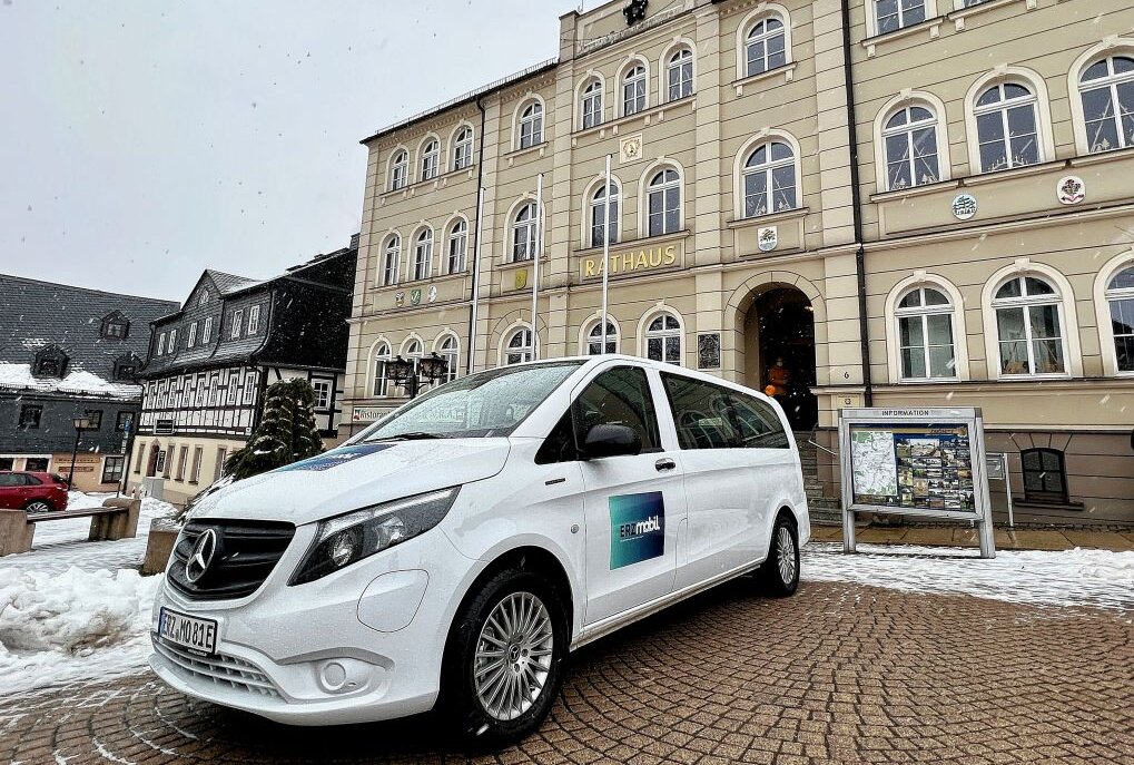 Das Zwönitzer ERZmobil, ein vollelektrisch betriebener Mercedes-Kleinbus, ist am Samstag in Dienst gestellt worden. Foto: Ralf Wendland