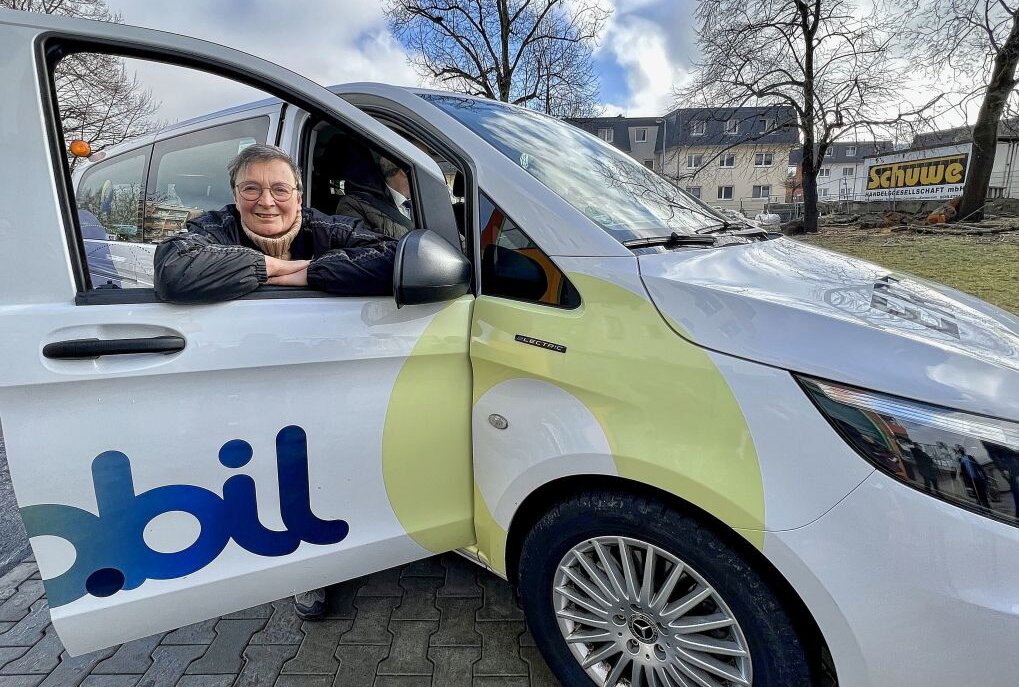 ERZmobil hat 16.700 Kilometer zurückgelegt - Doris Frese aus Zwönitz nutzt das ERZmobil. Foto: Ralf Wendland