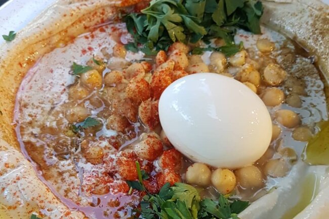 Es gibt Hummus, Baby! - Auch kulinarisch überzeugt Tel Aviv, zum Beispiel mit leckerem Hummus.