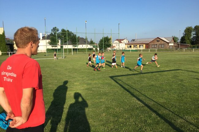 Es ist das Spiel ohne Grenzen - Trainer Toni Müller mit einem Teil seiner Mannschaft. Foto: Karsten Repert