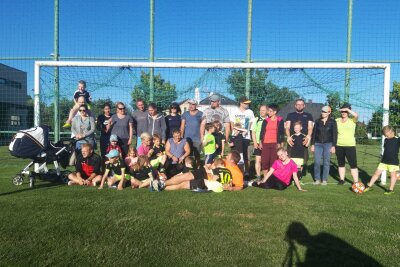 Es ist das Spiel ohne Grenzen - Die Kinder vom ESV Lok Plauen haben in Tschechien trainiert und drei tolle Tage in Skalna verbracht. Foto: Verein