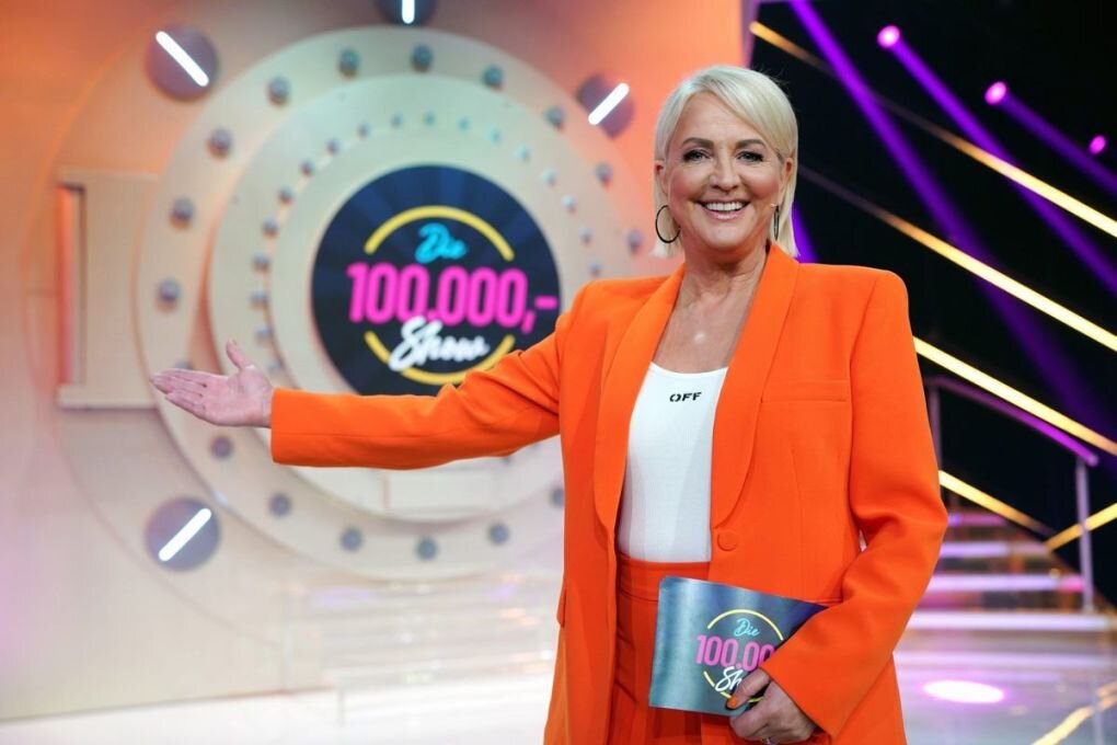 "So viele Erinnerungen haben mit Fernsehen zu tun": Ulla Kock am Brink bezeichnet sich selbst als Fernsehjunkie - immer noch. Jetzt moderiert sie das Comeback der "100.000 Mark Show" bei RTL. Der Sender setzt auf die altbekannte Show-Marke. Der Gewinn wird aber natürlich in Euro ausgezahlt - zum amtlichen Tauschkurs von 1,95583 DM = 1 Euro.
