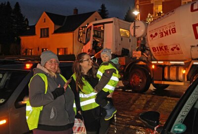 "Es wird nicht das letzte Mal sein": Fahrzeug-Korso rollte durchs Göltzschtal - Mit Kind und Kegel trafen sich die Protestler am Rodewischer Anger. Foto: Thomas Voigt