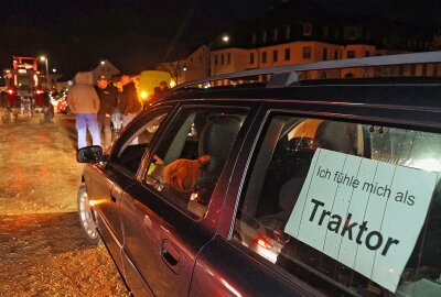 "Es wird nicht das letzte Mal sein": Fahrzeug-Korso rollte durchs Göltzschtal - So manche Botschaft wurde an den Pkws angebracht. Foto: Thomas Voigt