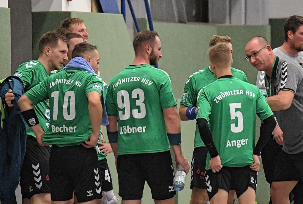 Es wird wieder ernst für die HSV-Männer - Die Männer des Zwönitzer HSV - hier beim letzten Spiel vor der Pause - starten am Samstag gegen Zwenkau wieder durch. Foto: Ralf Wendland