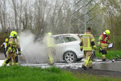 Espenhain: PKW geht in Flammen auf - In Espenhain brannte ein PKW. Foto: xcitepress