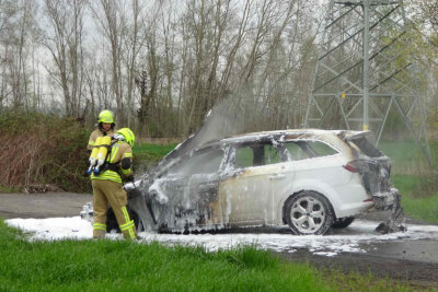 Espenhain: PKW geht in Flammen auf - In Espenhain brannte ein PKW. Foto: xcitepress