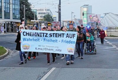 Etwa 200 Menschen auf den Straßen bei "Chemnitz steht auf" - In der Chemnitzer Innenstadt liefen etwa 200 Menschen mit bei "Chemnitz steht auf". Foto: ChemPic