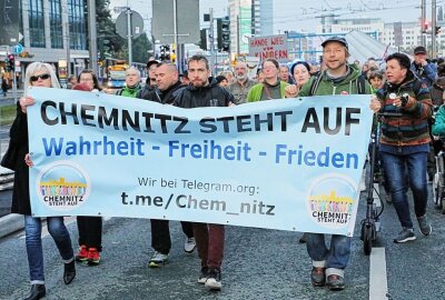 Etwa 200 Menschen auf den Straßen bei "Chemnitz steht auf" - In der Chemnitzer Innenstadt liefen etwa 200 Menschen mit bei "Chemnitz steht auf". Foto: ChemPic