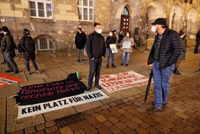 Etwa 200 Personen protestieren in Chemnitz gegen Corona-Maßnahmen - Etwa 200 Personen protestieren in Chemnitz gegen Corona-Maßnahmen der Politik. Foto: Harry Härtel