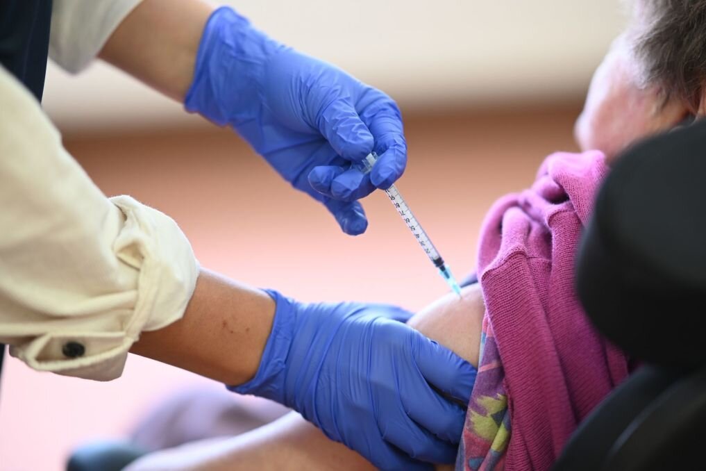 EU-Kommission genehmigt Impfstoff für Ältere gegen RS-Virus - Die EU-Kommission hat einen ersten Impfstoff für ältere Menschen gegen das RS-Virus genehmigt.