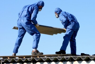 EU will Arbeiter besser vor Asbest schützen - Einige Menschen sind bei der Arbeit Asbest ausgesetzt. Die EU-Staaten wollen den Grenzwert für die zulässige Asbestkonzentration nun um das Zehnfache senken.