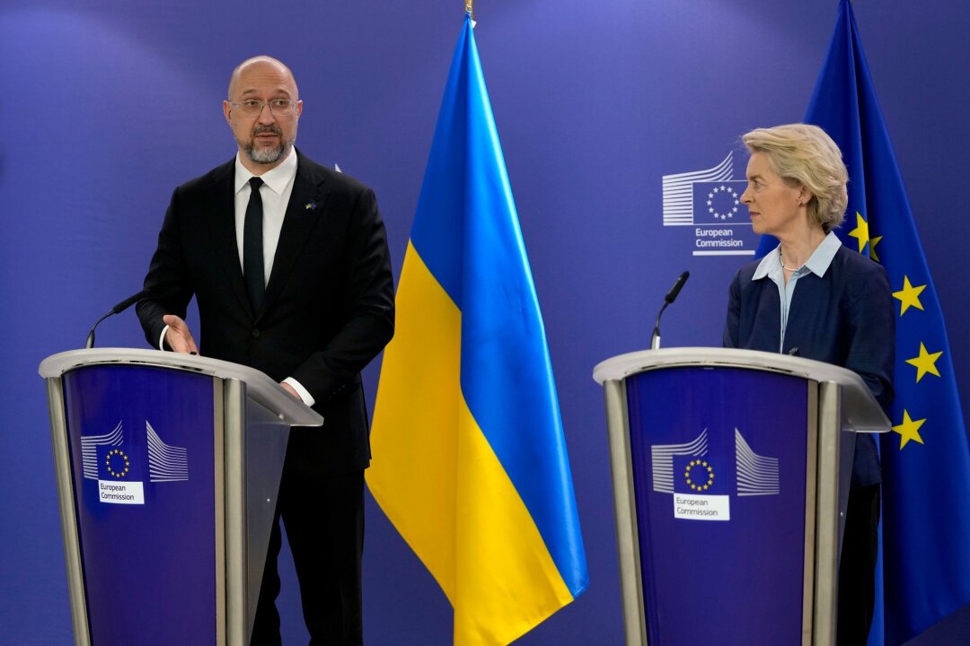 EU zahlt Ukraine erstmals Geld aus neuem Hilfsprogramm aus - Ursula von der Leyen und der ukrainische Ministerpräsident Denys Schmyhal informierten über die Finanzhilfen.