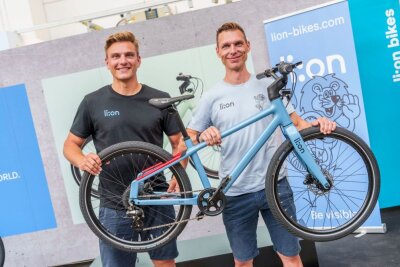Eurobike: Premium-Räder für Kids und Highend für Große - Ex-Rennradprofis mit Bikes für den Nachwuchs: Marcel Kittel (l) und Tony Martin halten ein Kinderfahrrad der Marke Li:on hoch.