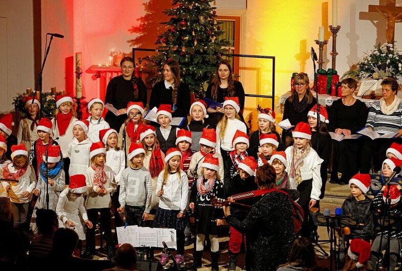Europäische Grundschule kann wieder ihre Traditionen pflegen - Kleine und große Mitwirkende beim Konzert. Foto: Markus Pfeifer