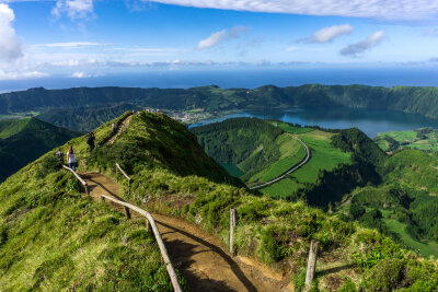 Europäisches Hawaii: Urlaub auf den Azoren - Der bekannte Aussichtspunkt Miradouro da Boca do Inferno auf der Azoren-Insel Sao Miguel.