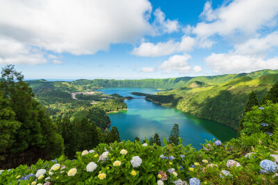 Europäisches Hawaii: Urlaub auf den Azoren - Panorama über den Vulkan-See Sete Cidades auf den Azoren.