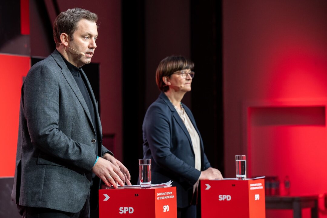 Europas Sozialdemokraten: Brandmauer gegen Rechtsextreme - Die SPD-Vorsitzenden Saskia Esken (r) und Lars Klingbeil äußern sich bei einer Pressekonferenz zu der Klausur des SPD-Präsidiums.