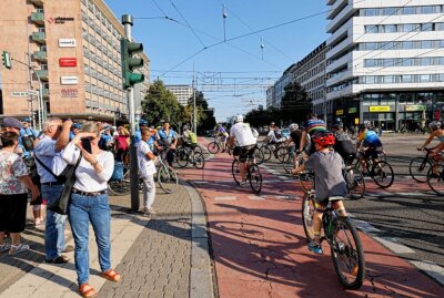 European Peace Ride 2023: Ankunft in Chemnitz - Nach 500 Kilometern Fahrt sind die Radfahrer in Chemnitz angekommmen. Foto: Harry Härtel