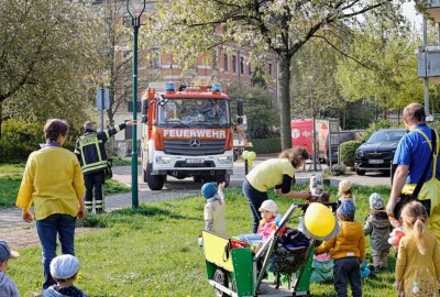 Event in Chemnitz: Kinder und Kindergärtner feiern zusammen - Am Mittwochmorgen trafen sich an den Chemnitzwiesen im Nordpark Kindergartenkinder und Kindergärtner zu einem frohen und bunten Vormittag. Foto: Harry Härtel