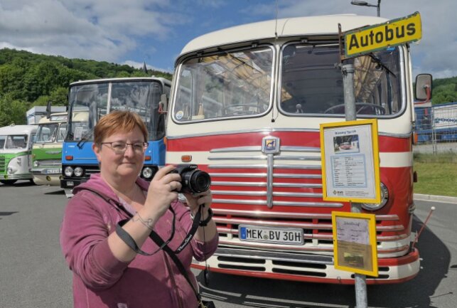 Susanne Kerwien aus dem erzgebirgischen Waldkirchen haben die Oldtimer-Busse interessiert - deshalb ist sie nach Aue gekommen. Foto: Ralf Wendland