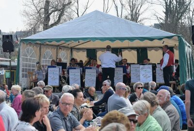 Events in Stollberg: Mitteldorfer feiern zwei Tage durch - Zum Bauernmarkt in Mitteldorf hat es auch Livemusik gegeben. Foto: Ralf Wendland