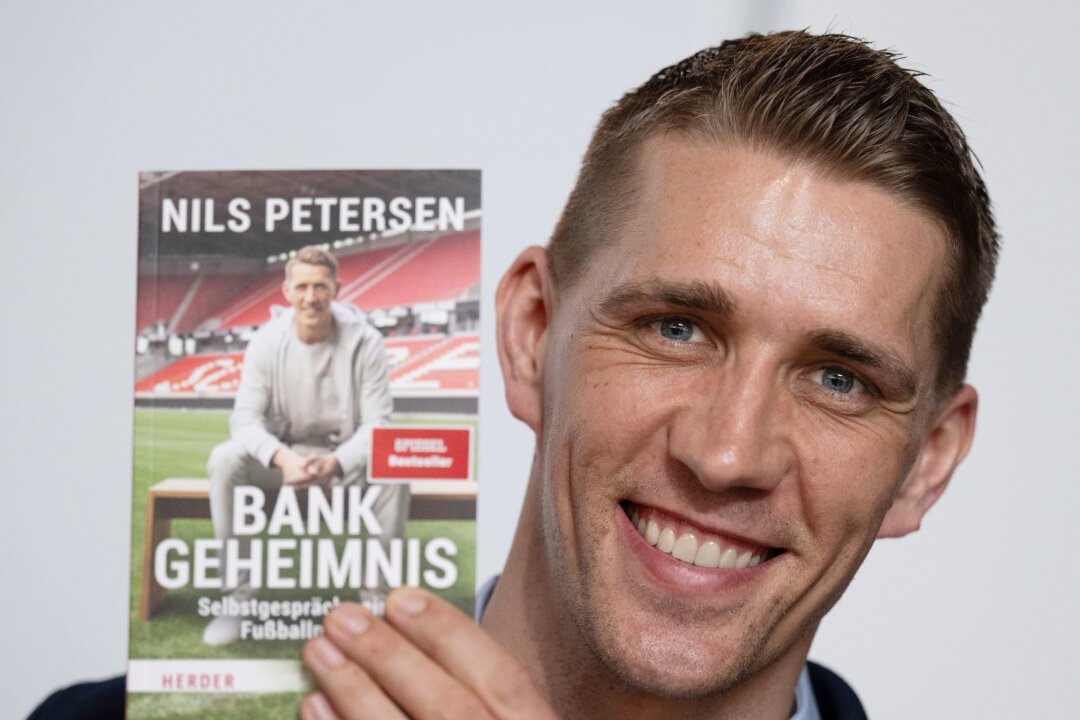 Ex-Fußballer Petersen: In meiner Heimat mache ich Urlaub - Nils Petersen, ehemaliger Bundesligaspieler, stellt auf der Leipziger Buchmesse sein Buch „Bankgeheimnis“ vor.