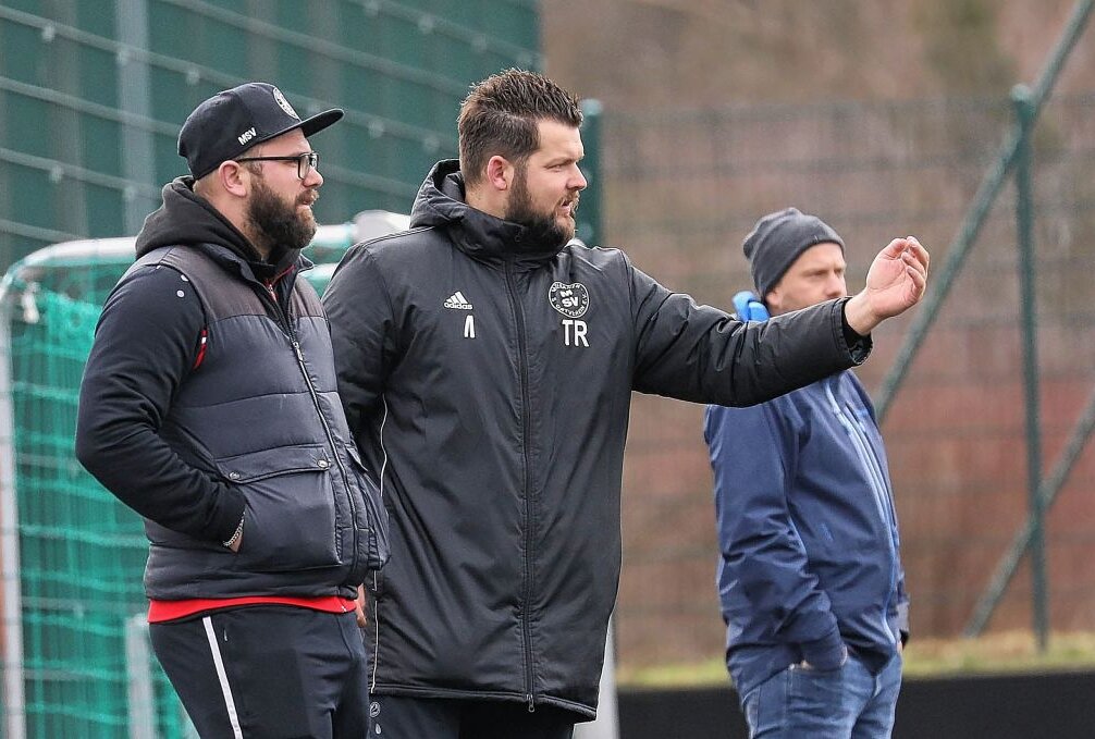 Ex-Landesliga-Coach sieht bei Jogis Team "gute Optionen im Mittelfeld" - Trainer Julius Michel (re.). Foto: Andreas Kretschel