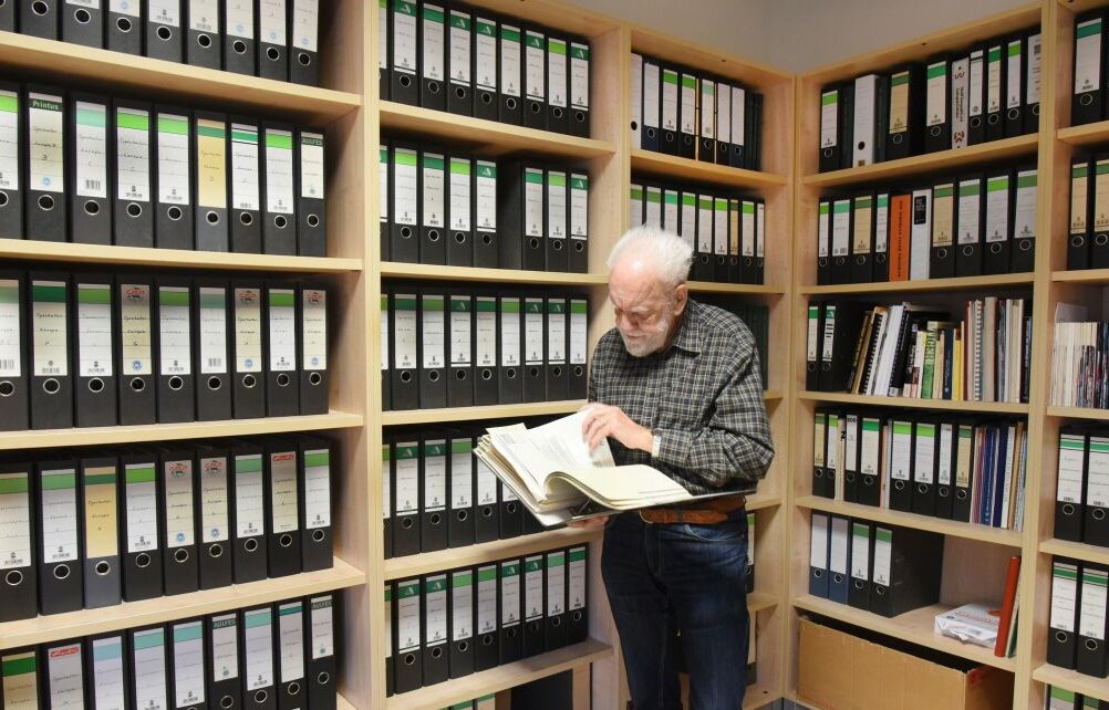 Peter Müller arbeitet in seinem Büro an Unterlagen für das Internationale Tigerzuchtbuch.