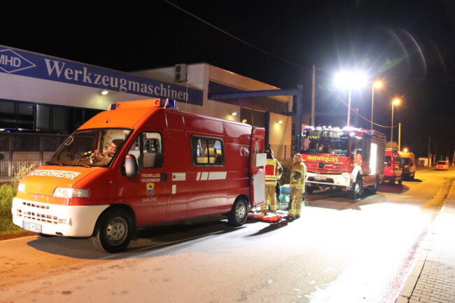 Explosion in Firma für PKW Batterieproduktion im Erzgebirge - In Adorf ist es zu einem Großeinsatz der Feuerwehr gekommen.