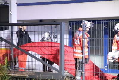 Explosion in Firma für PKW Batterieproduktion im Erzgebirge - In Adorf ist es zu einem Großeinsatz der Feuerwehr gekommen.