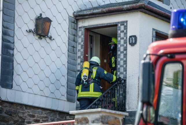 Explosion: Nachbar rettet ältere Dame aus brennenden Haus - Dachstuhlbrand in Hilmersdorf. Foto: B&S/Bernd März