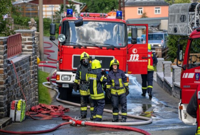 Explosion: Nachbar rettet ältere Dame aus brennenden Haus - Dachstuhlbrand in Hilmersdorf. Foto: B&S/Bernd März