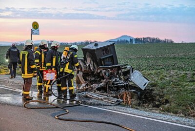 Explosion: Unbekannte manipulieren mobilen Blitzer - Unbekannte sprengen mobilen Blitzer in Königshain. Foto: LausitzNews.de