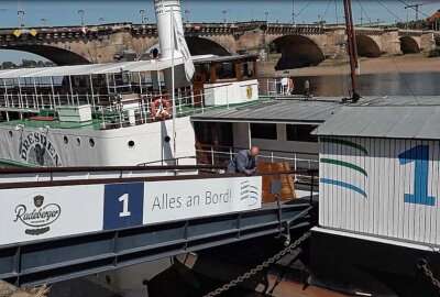 Extrem niedriger Wasserstand der Elbe: Schiffsverkehr eingeschränkt - Der Schiffsverkehr der Weißen Flotte in Dresden ist aufgrund des extrem niedrigen Wasserstands der Elbe eingeschränkt. Foto: xcitepress
