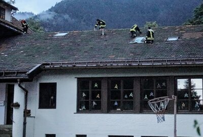 Extremer Hagelsturm in Bayern: Autoscheiben zerschlagen - Extreme Hagelschäden nach Unwettern in Bayern. Foto: Bernd März