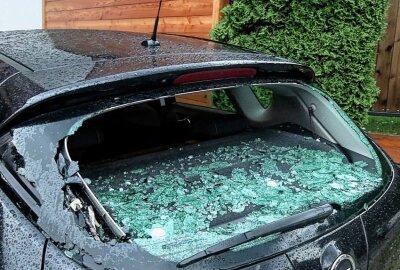 Extremer Hagelsturm in Bayern: Autoscheiben zerschlagen - Auch diese Autoscheibe hat es erwischt. Foto: Bernd März