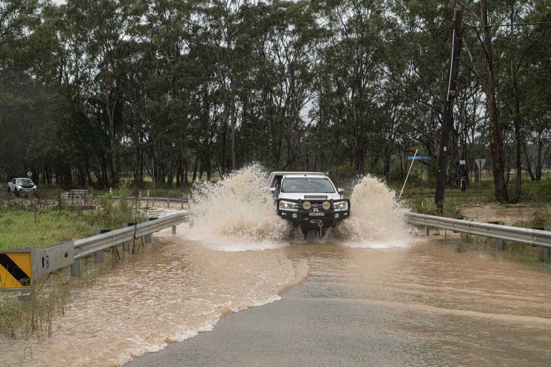Extremregen in Sydney - mehr als 100 Flüge gestrichen - Eine überschwemmte Straße in Vineyard. Das Wetteramt warnte vor "gefährlichen und lebensbedrohlichen Sturzfluten".