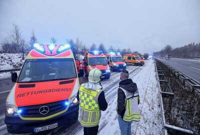 Fünf Personen verletzt: PKW überschlägt sich auf A4 - Auf der A4 kam es heute zu einem Unfall. Foto: Andreas Kretschel 