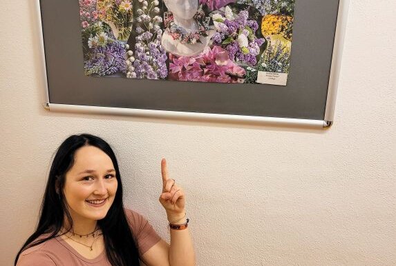 Fachoberschüler der Kunst zeigen ihre Werke in der Jugendherberge "eins" - Annika Müller und ihre "Flower Power-Collage". Foto: Steffi Hofmann