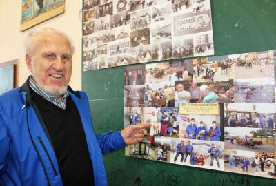 Fachsimpeln, feilschen und feiern zum Taubenmarkt - Johannes Franz, 90 Jahre alt, züchtet seit 70 Jahren Tauben. Er zeigt die Bilderschau zum Jubiläum des Geflügelzüchtervereines. Foto: Simone Zeh