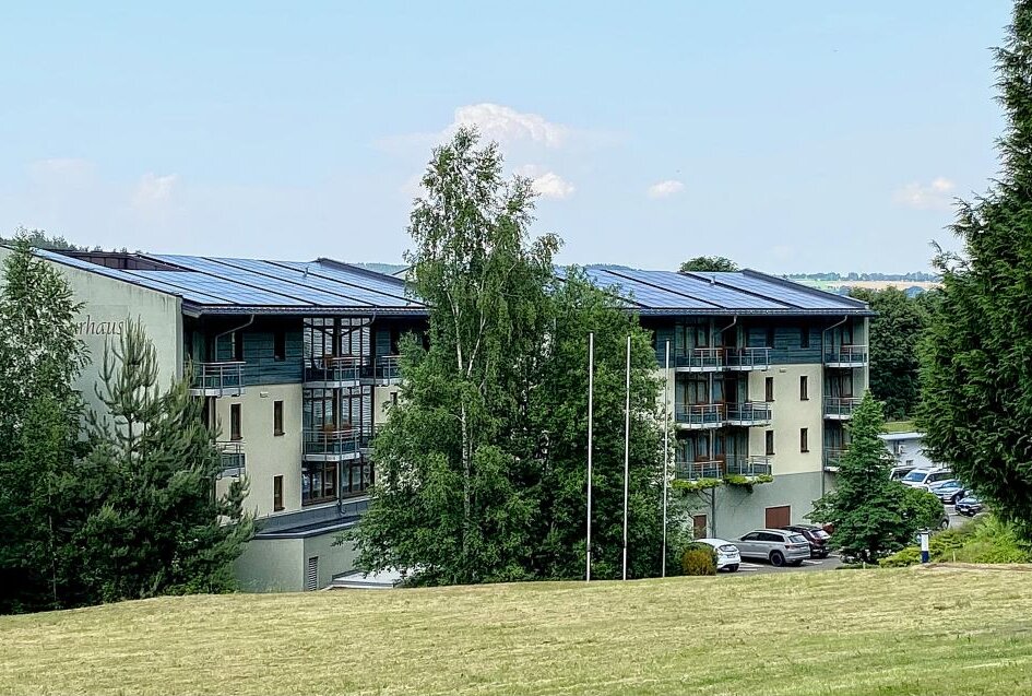 Faden des E-Projekts wird weiter gesponnen - Im Hotel "Am Kurhaus" in Bad Schlema wird das E-Projekt weiter vorangetrieben - schon seit Anfang des Jahres ist eine Photovoltaikanlage auf dem Dach in Betrieb. Foto: Ralf Wendland