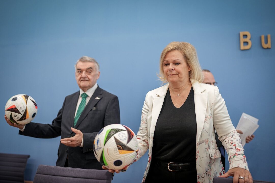Faeser hofft auf friedliches Fußballfest - NRW-Innenminister Herbert Reul (CDU) und Bundesinnenministerin Nancy Faeser (SPD) bei der Pressekonferenz in Berlin.