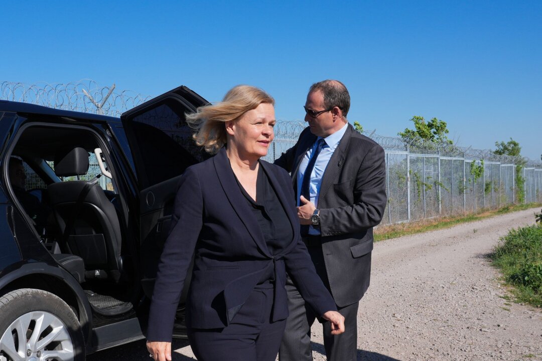 Faeser in Bulgarien: Stacheldraht an der EU-Außengrenze - Bundesinnenministerin Nancy Faeser (SPD) besichtigt die "Grüne Grenze" zwischen der Türkei und Bulgarien.