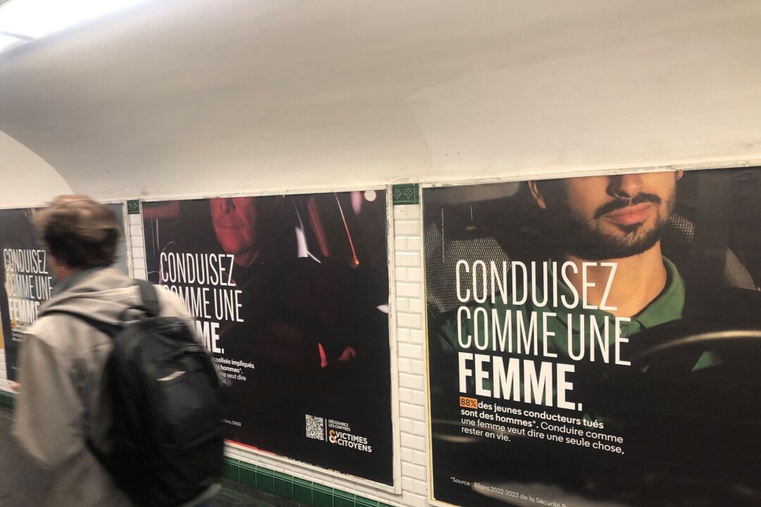 "Fahr Auto wie eine Frau" - Kampagne mahnt Männer - Plakatwand in einer Metro-Unterführung für die Kampagner "Fahre Auto wie eine Frau" (Conduisez comme une femme).