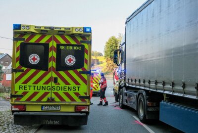 Fahranfängerin gerät in Gegenverkehr: Kollision mit LKW - In Bockau kam es heute Früh zu einem Frontalzusammenstoß zwischen einem LKW und PKW. Foto: Niko Mutschmann