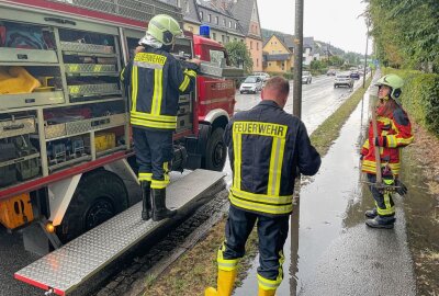 Fahrbahn überflutet: Gewitter zog über Aue-Bad Schlema - Die Feuerwehr ist nach einem Gewitter in Aue-Bad Schlema im Einsatz. Foto: Niko Mutschmann