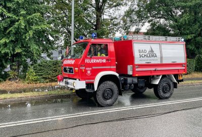 Fahrbahn überflutet: Gewitter zog über Aue-Bad Schlema - Die Feuerwehr ist nach einem Gewitter in Aue-Bad Schlema im Einsatz. Foto: Niko Mutschmann