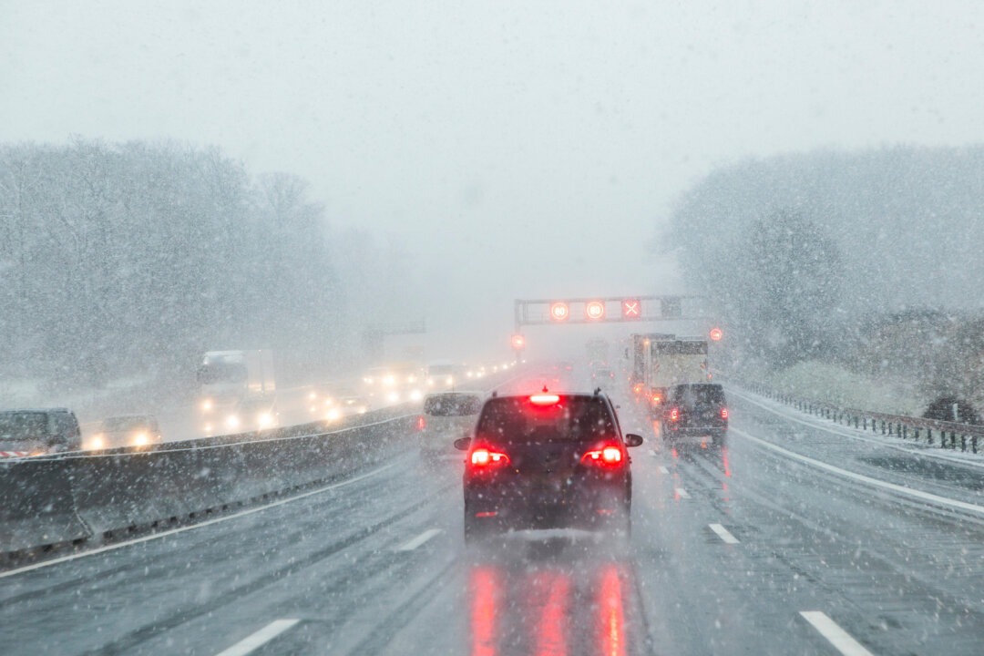 Fahren im Winterhalbjahr - Winterliche Witterungsverhältnisse bedingen angepasste Reifen und eine ebensolche. Bild: stock.adobe.com © travelview