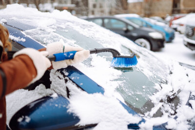 Fahren im Winterhalbjahr - Zur eigenen Sicherheit und die anderer Verkehrsteilnehmer müssen Schnee und Eis von allen Fenstern, Leuchten und der Fahrzeugoberfläche entfernt werden. Bild: stock.adobe.com © maxbelchenko
